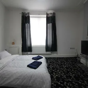 Henthorne Choice - Large - Close To Town Centre Blackpool